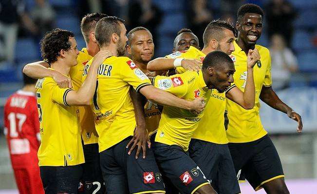 关于瓦朗谢纳在比赛中与卡昂展开激烈角逐的信息