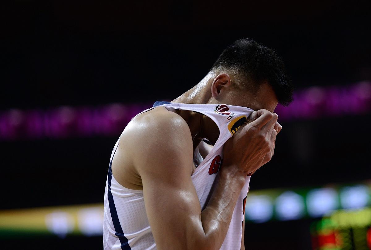 包含浓眉哥回归赛场，出色防守首场状态亮眼，G2观众沸腾！的词条